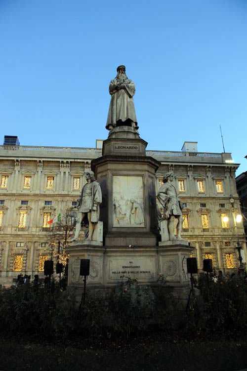 レオナルド・ダ・ヴィンチの像