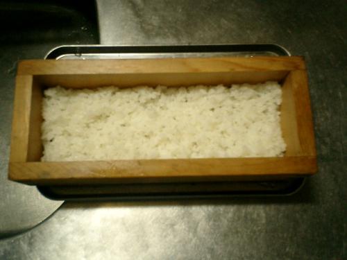 01) 極端に寿司飯が少ない＝高さがない・薄い押し鮨にしてみた。寿司飯は、予め作っておいた。
