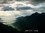59 雲海寄せる唐沢岳と餓鬼岳のシルエット、遥か聳える浅間山