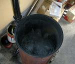 炭窯と焼きあがった箸の炭