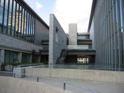 兵庫県立美術館中庭