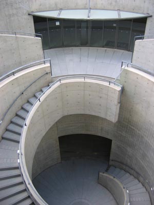 兵庫県立美術館螺旋階段見下げ