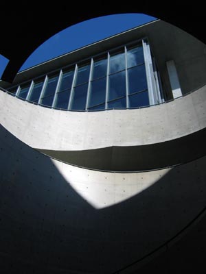 兵庫県立美術館螺旋階段見上げ