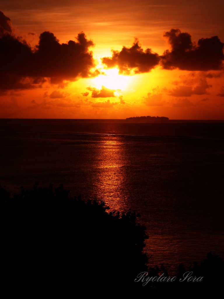 夕日と海とマニャガハ島